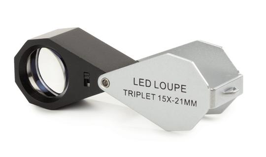 Triplet-Lupe 15x mit LED-Beleuchtung PB.5018-LED - www.letscopes.com